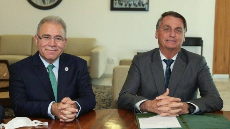 Bolsonaro jamais tomaria vacina escondido, diz ex-ministro da Saúde