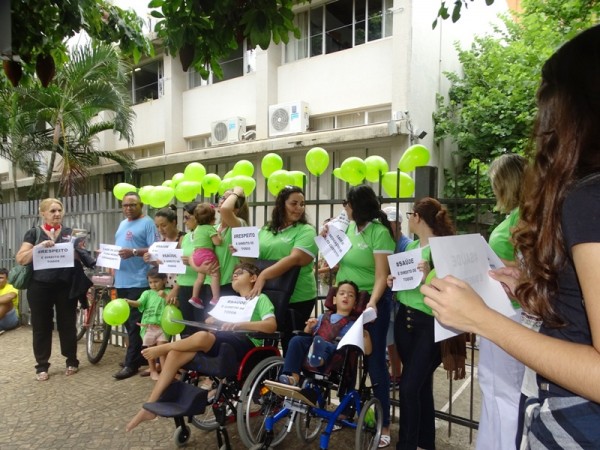 Famílias protestam contra falta de remédios na Regional de Saúde