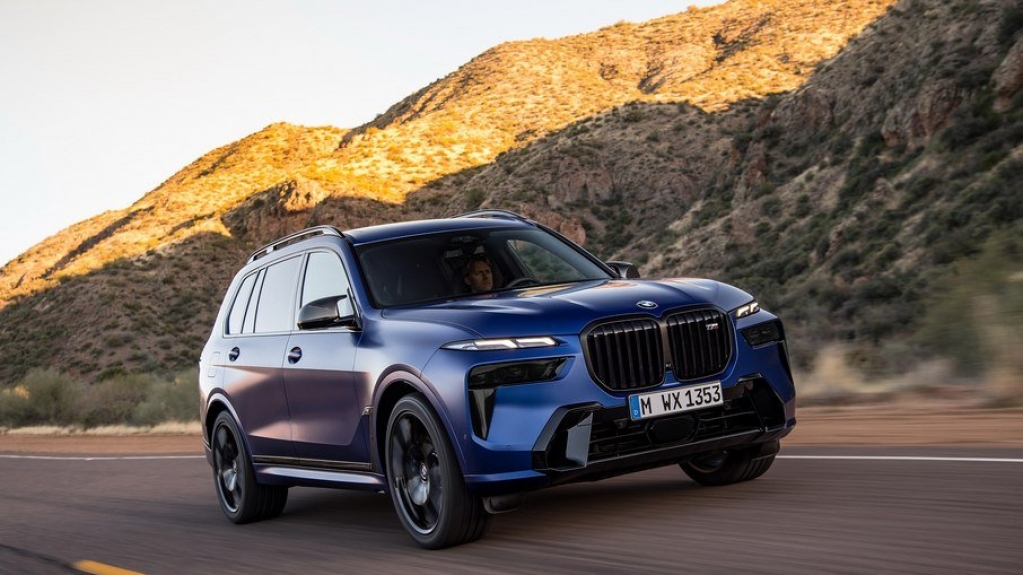 BMW X7 2023 chega com frente polêmica e motorização híbrida leve