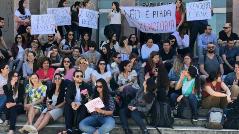 Divulgação Estudantes brasileiros protestaram contra xenofobia na Universidade de Lisboa