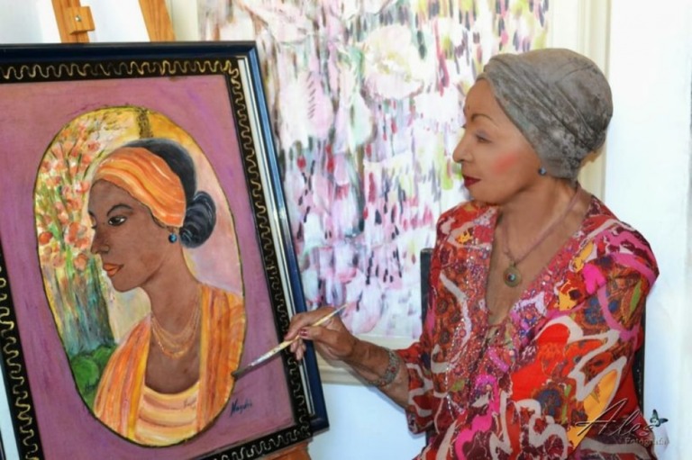 Haydeé Monteiro durante a pintura de autorretrato – Arquivo Pessoal