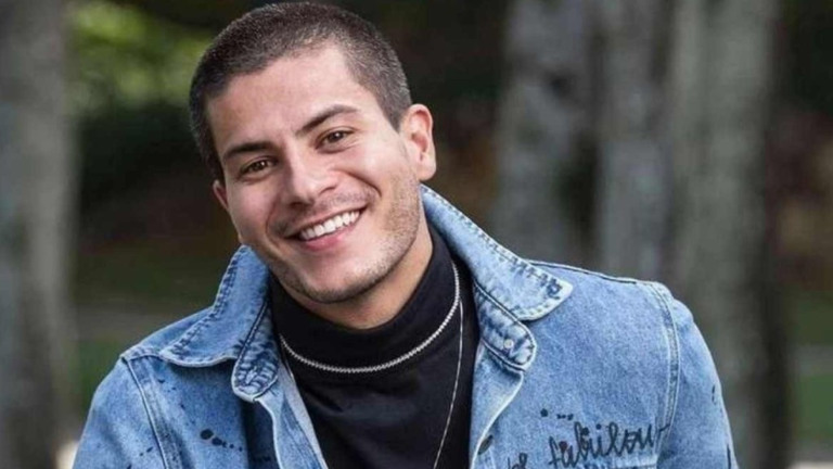 Arthur Aguiar assume namoro com empresária gata: ‘O amor está no ar’