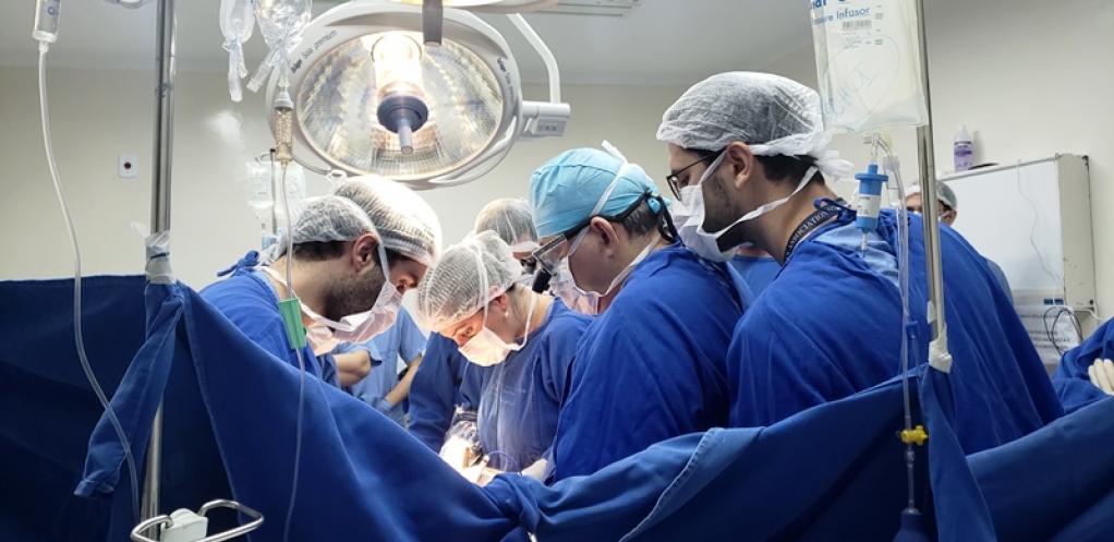 Equipe cirúrgica do Incor-SP durante retirada de órgãos da paciente do HCFAMEMA