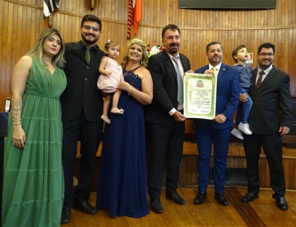 Autoridades, família e amigos fazem homenagens a empresário Mário Girotto.