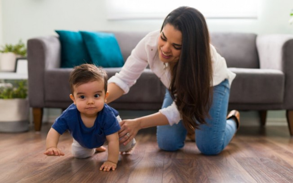 8 dicas para estimular o bebê a engatinhar 8 dicas para estimular o bebê a engatinhar