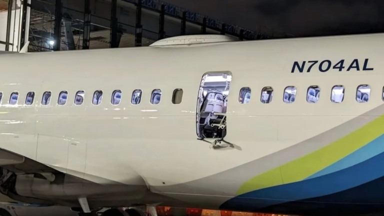Reprodução/redes sociais Parte da fuselagem do Boeing 737-900 MAX da Alaska Airlines se soltou durante voo