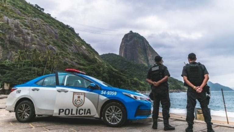 Divulgação Viatura com PMERJ ao lado e Morro do Pão de Açúcar ao fundo (Divulgação)