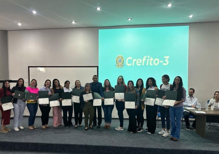 Fisioterapeutas do HBU recebem homenagem por atuação contra Covid