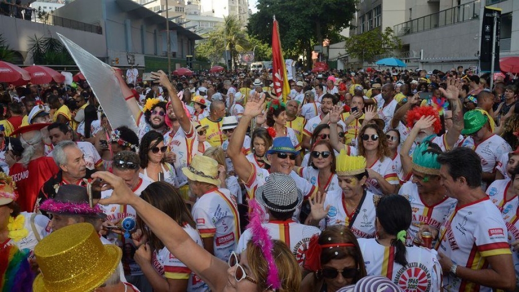 Cancelamento do carnaval de rua gera prejuízos a comércio e pousadas