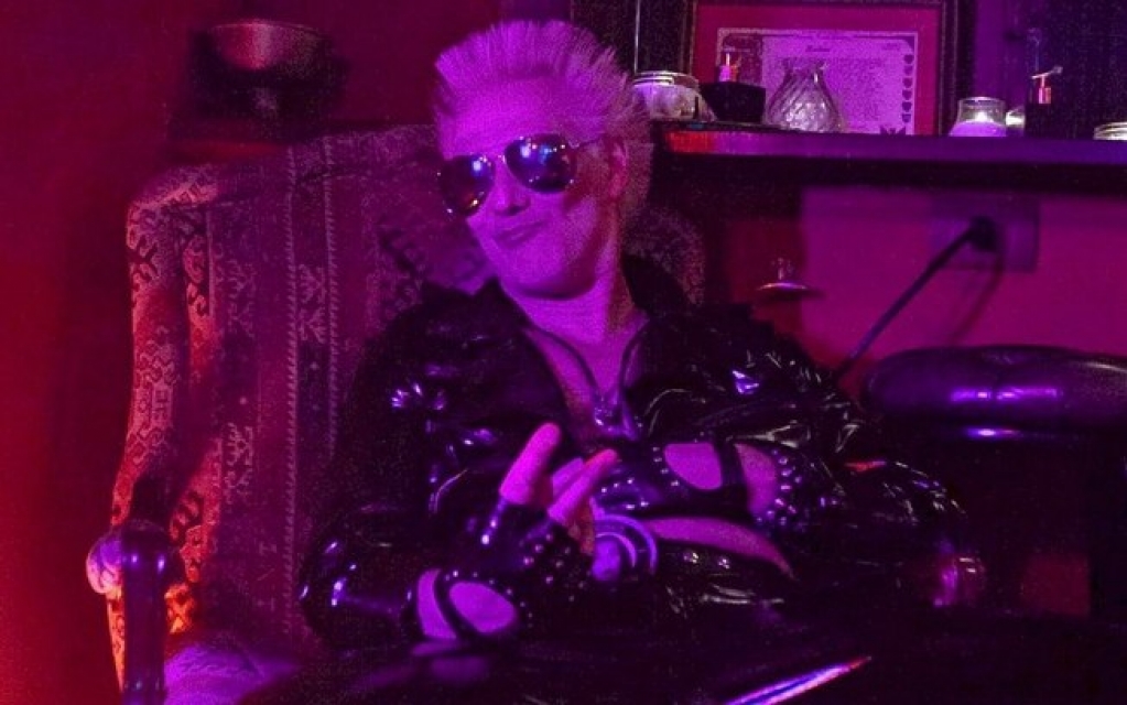 Supla protagoniza clipe com namorada que o troca por uma garota Supla protagoniza clipe com namorada que o troca por uma garota