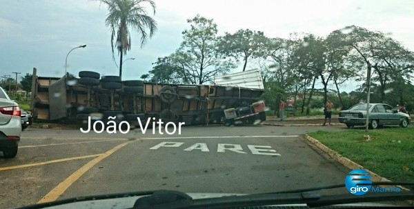 Carreta tomba no Bandeirantes – João Vitor Almeida