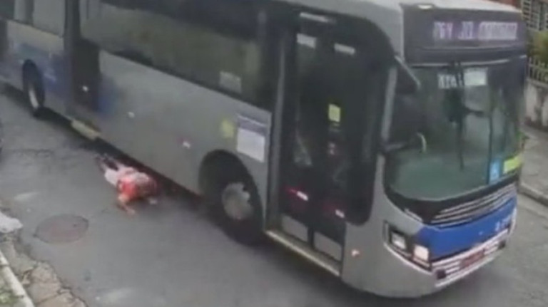 Vídeo: idoso morre após ser atropelado por motorista de ônibus em SP