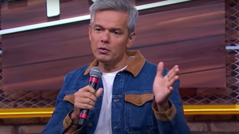 Otaviano Costa chora ao lembrar de sua trajetória e retorno ao SBT