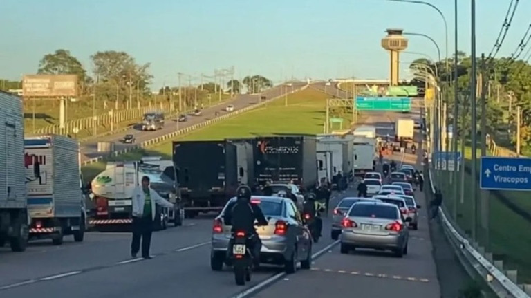 Bolsonaristas bloqueiam acesso ao Aeroporto de Viracopos em Campinas