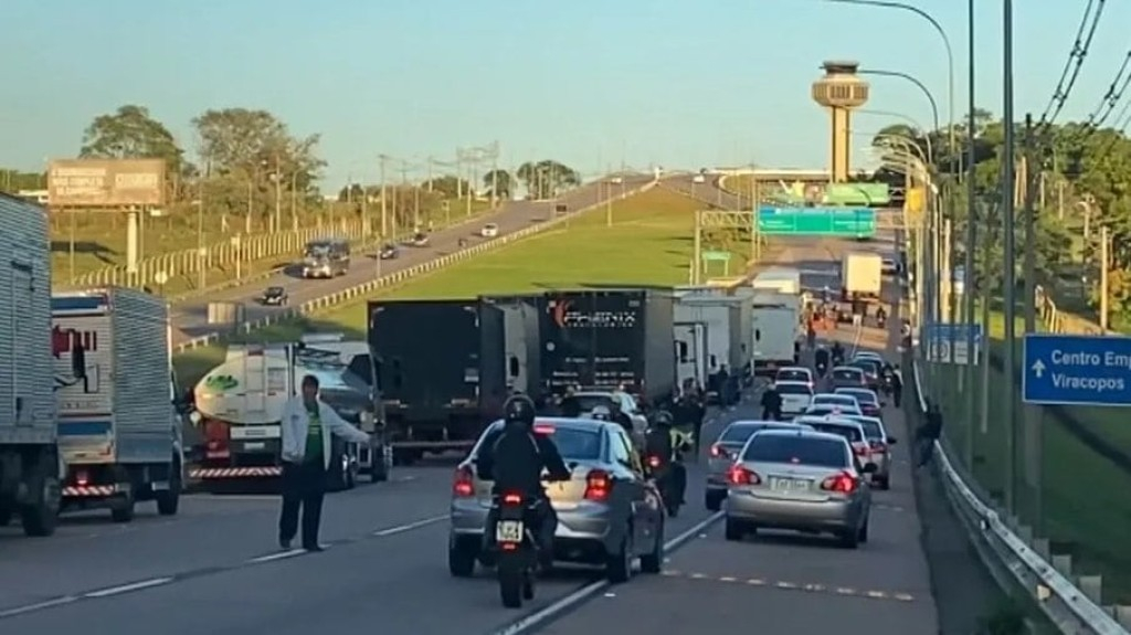 Bolsonaristas bloqueiam acesso ao Aeroporto de Viracopos em Campinas Bolsonaristas bloqueiam acesso ao Aeroporto de Viracopos em Campinas