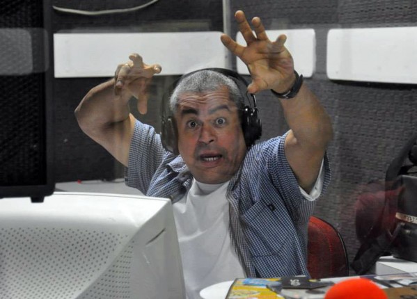 Ozzy Issor no laboratório de rádio da Unimar, onde desenvolveu a Rádio Web