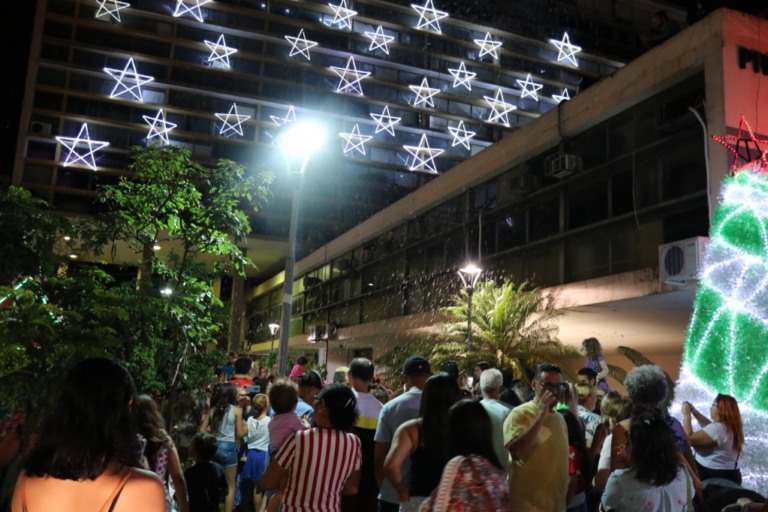 Marília lança decoração e horário especial no comércio; escolas ganham prêmios