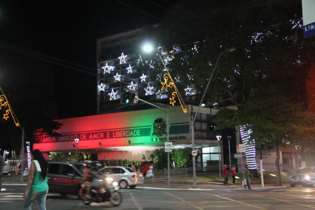 Cultura inaugura decoração e centro vira atração de natal