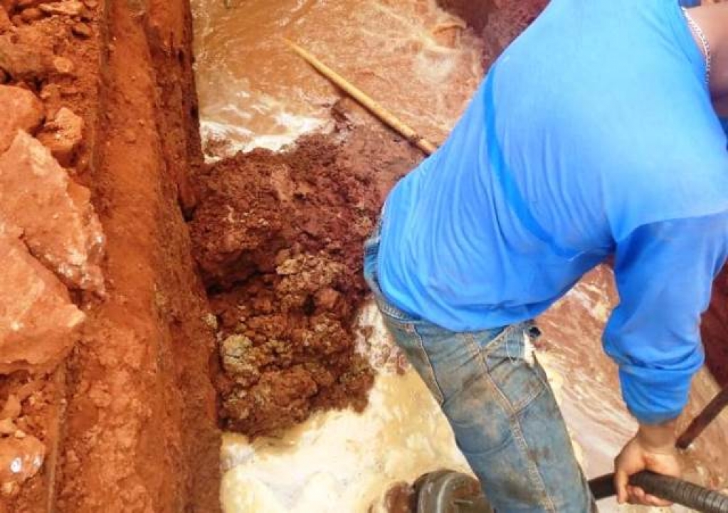 Daem repara ligação e retoma abastecimento de água no Itaipu Daem repara ligação e retoma abastecimento de água no Itaipu