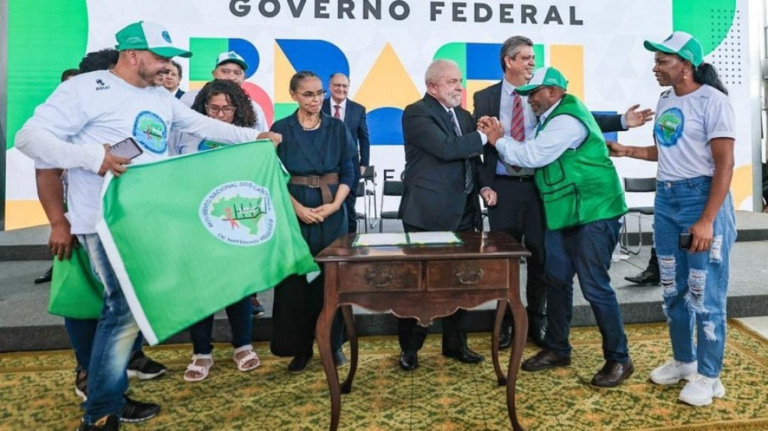 Lula pede que brasileiros cobrem o governo: "Se organizem"