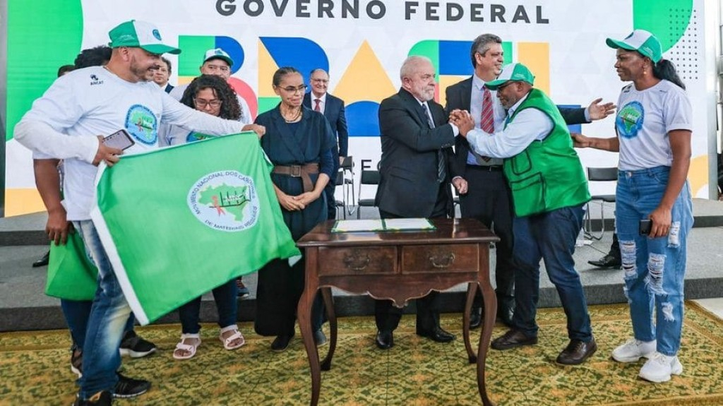 Lula pede que brasileiros cobrem o governo: "Se organizem"