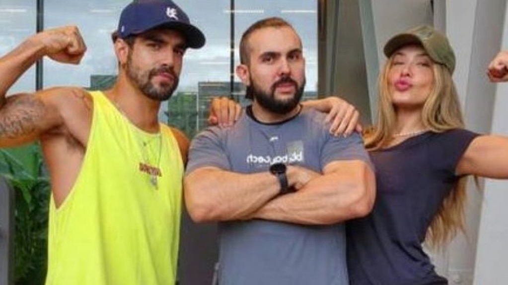 Caio Castro posa pela primeira vez com a nova namorada