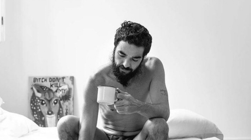 Caio Blat surge só de cueca e provoca: "Entre quatro paredes"