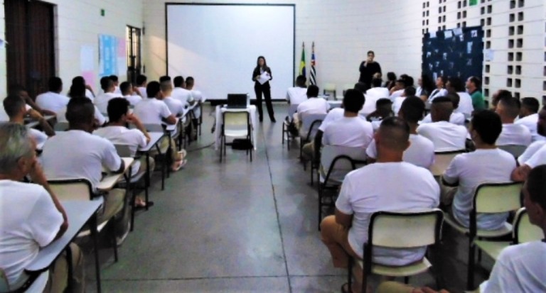 Presos têm palestra sobre violência doméstica e feminicídio em Marília