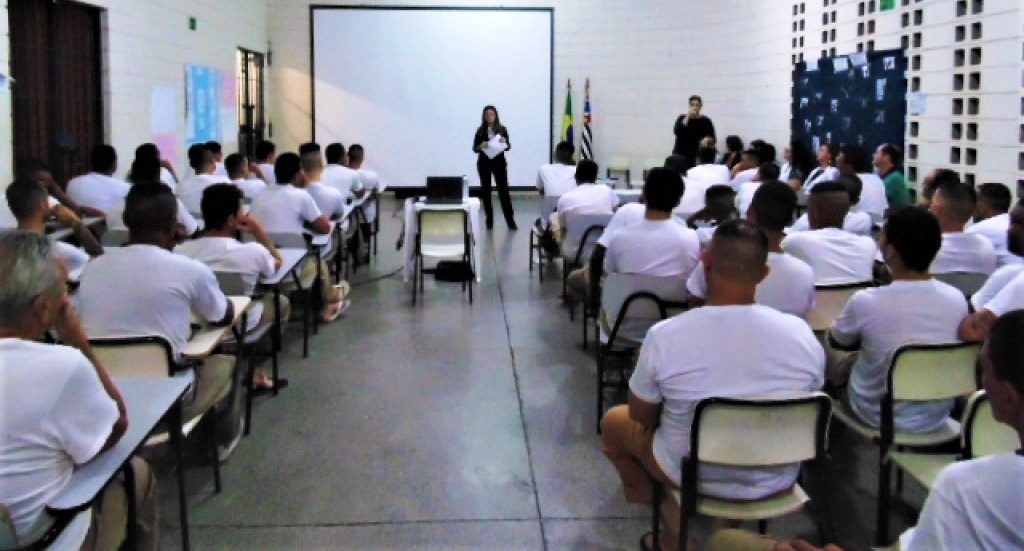 Presos têm palestra sobre violência doméstica e feminicídio em Marília