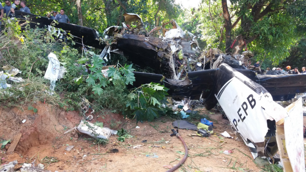 Queda de bimotor provoca duas mortes no interior paulista; FAB investiga