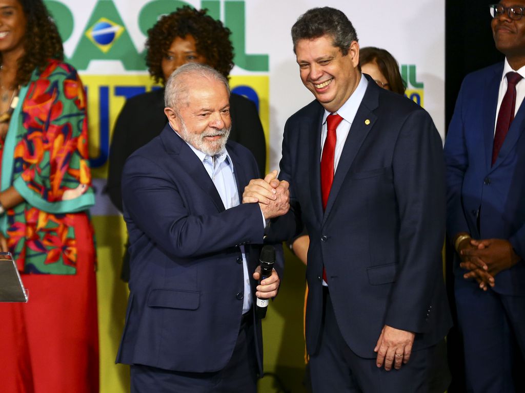 O presidente eleito, Luiz Inácio Lula da Silva, e o futuro ministro da Secretaria-Geral, Márcio Macêdo, durante anúncio de novos ministros que comporão o governo. Foto: Marcelo Camargo/Agência Brasil - 22.12.2022