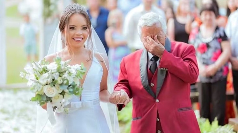 Roque, assistente de palco de Silvio Santos se emociona ao casar filha: ‘Privilégio’