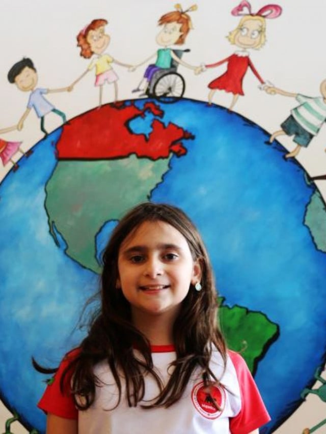Menina de 9 anos salva mulher engasgada; aprendeu técnica na escola