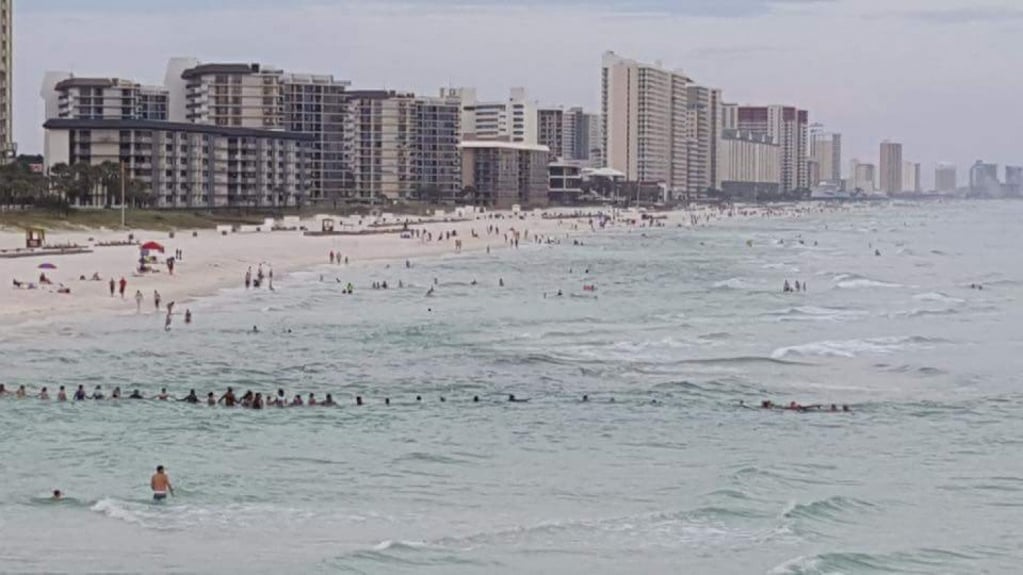 “Corrente humana” reúne 80 em praia e salva família de afogamento