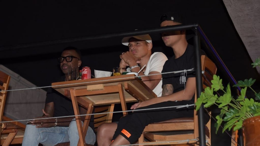 Thiago Silva curte apresentação de grupo de pagode em bar de Mumuzinho