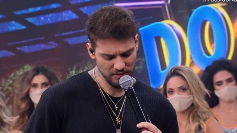 Lucas Lucco se emociona ao cantar música gravada com Marília Mendonça