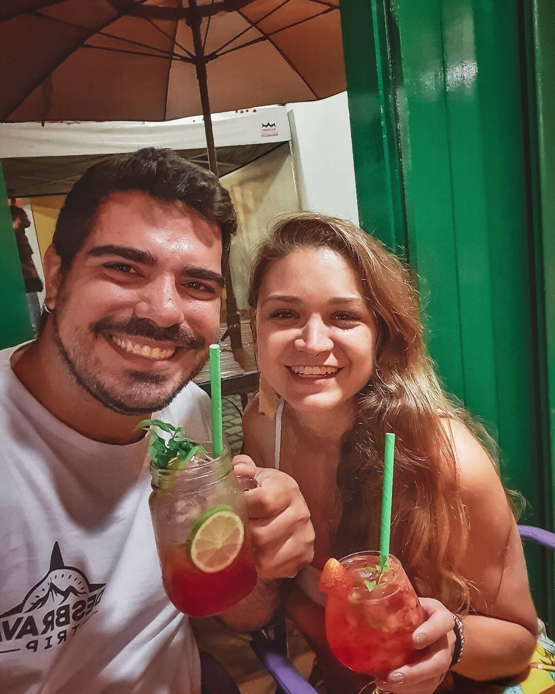 Camila da Silva Moller, Leonardo Moller Pitella e Luna viajam pelo país em uma Kombi. Foto: Desbrava Trip