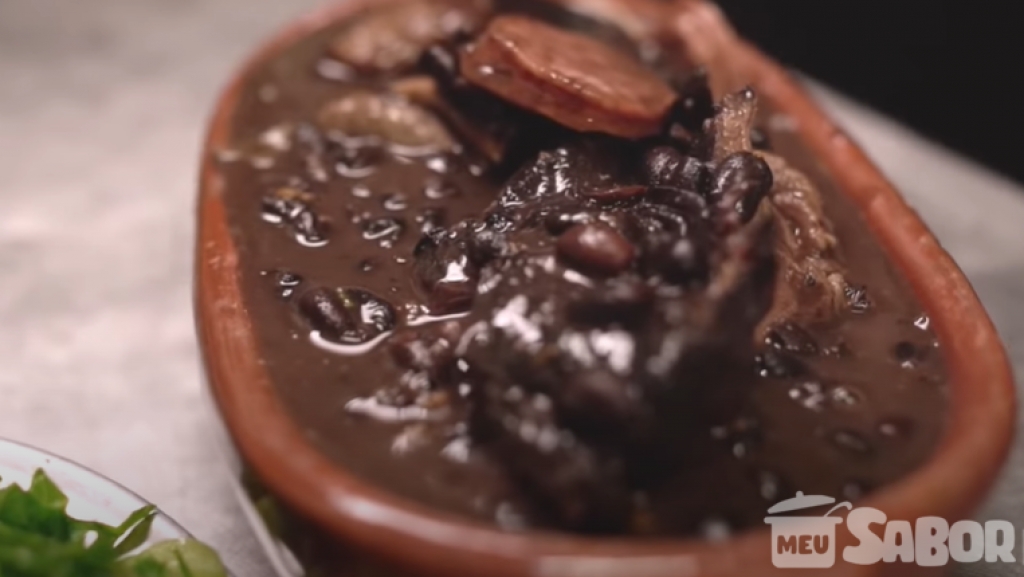 Sirva uma fabulosa feijoada completa para a família e surpreenda com esse prato nacional!