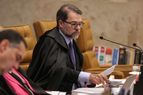 Tóffoli suspende sessão; medida beneficia Renan no STF