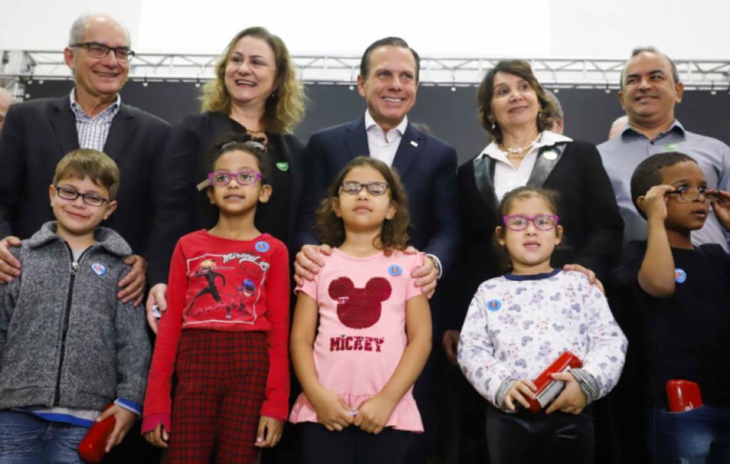 Programa entrega óculos a alunos da rede pública em Marília e região