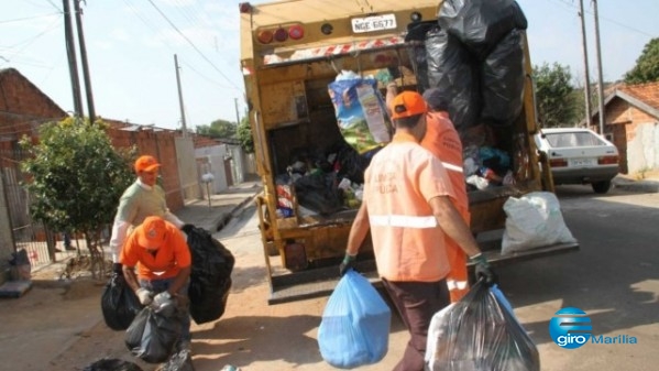 Servidores municipais durante trabalho em Marília