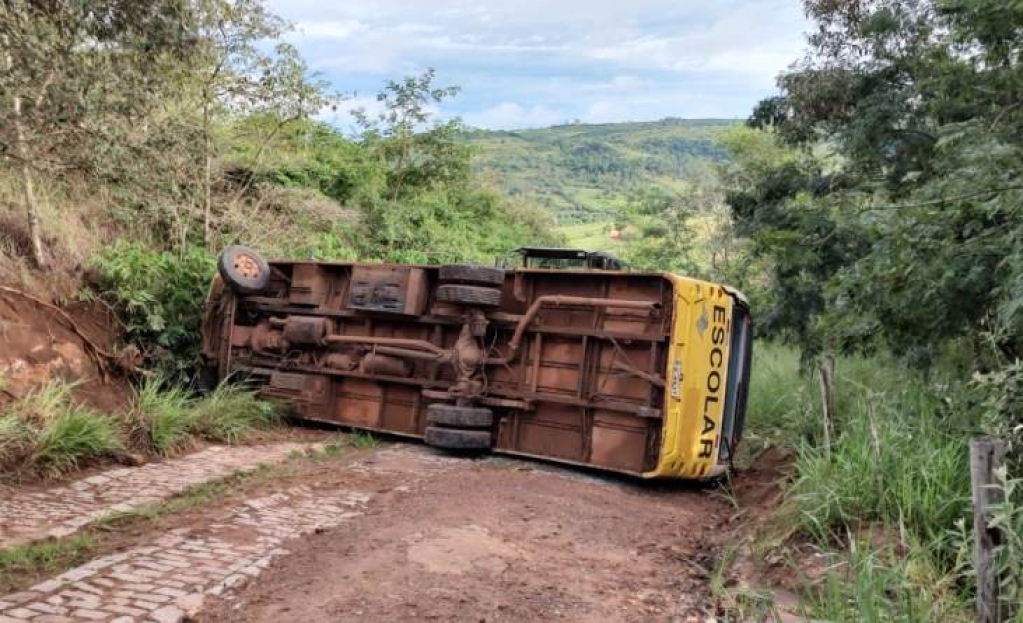 Ônibus com estudantes tomba em estrada rural de Vera Cruz; pais pedem medidas