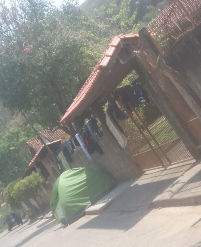 A vítima havia montado acampamento em frente da casa do suspeito (Fonte: Hoje em Dia)