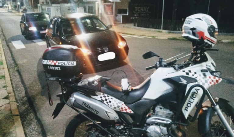 PM apreende  carros em suspeita  de racha  no campus