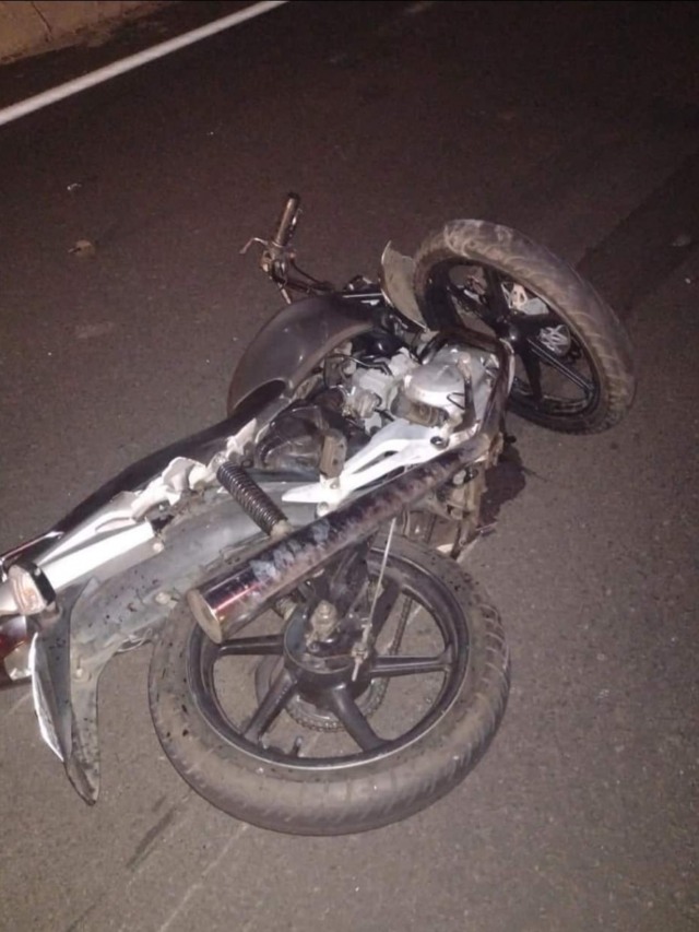 Colisão traseira entre moto e caminhão mata jovem na SP-333