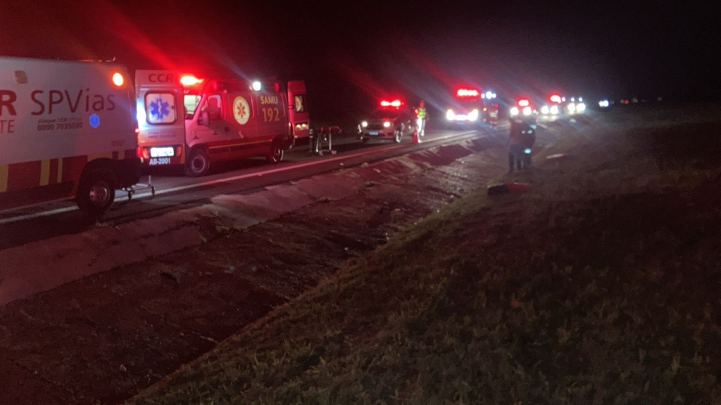 Ônibus com excursão de Marília tomba em rodovia; motorista tem lesão grave