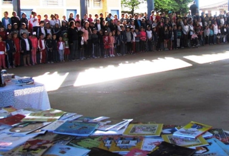 Projeto de rotarianos entrega 150 livros para escola pública em Marília