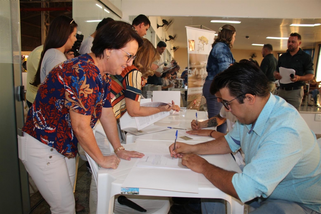 Pompéia - Residencial dos Ipês entrega contratos com valor de escritura e tem bônus no 1º lote