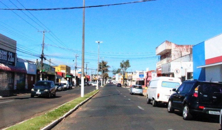 Avenida João Ramalho, na zona sul, com lojas fechadas e redução de público nas ruas