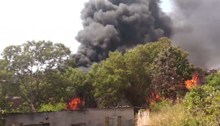 Incêndio em comunidade do Argolo atinge casas e mobiliza voluntários; assista